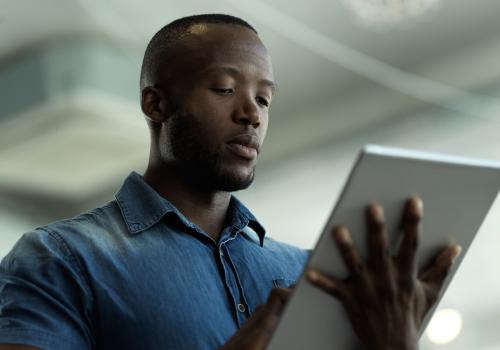 foto de un hombre mirando una tablet